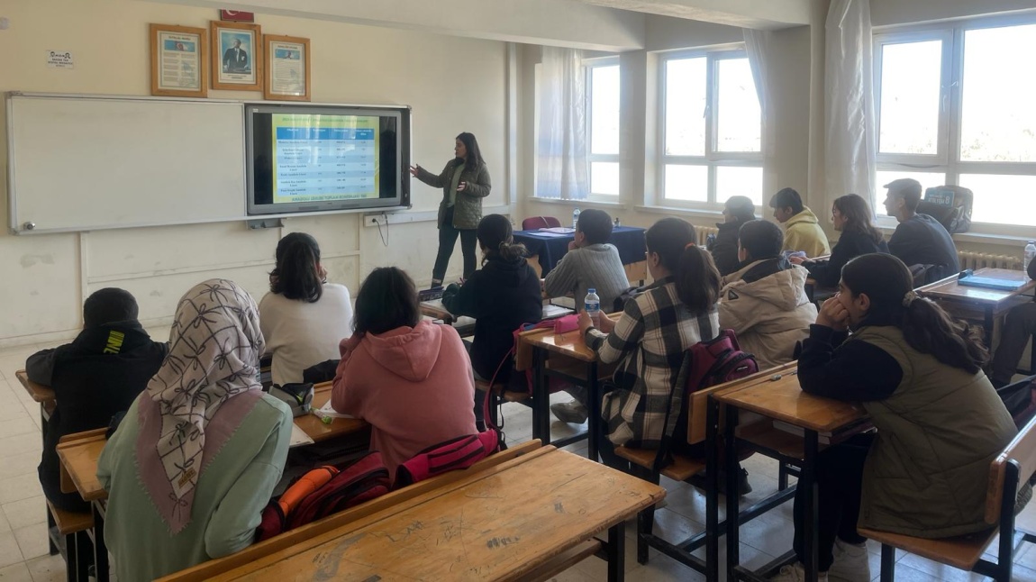 Yazıhan ilçesinde rehber öğretmen olmayan okullarımıza yönelik LGS/YKS bilgilendirme ve Motivasyon konularında seminer çalışması yaptık